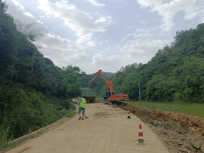 马桥镇垅口村推进公路提档升级，拓宽群众“幸福路”
