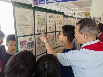 咸安邮政：集邮展览进校园 点亮青少年爱国心