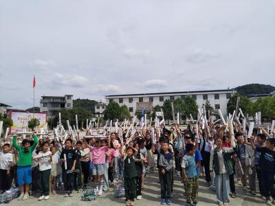 咸安区书法家协会175幅书法作品送麻塘学校师生