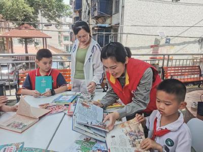 科普之光点亮童心，书香之爱温暖童年