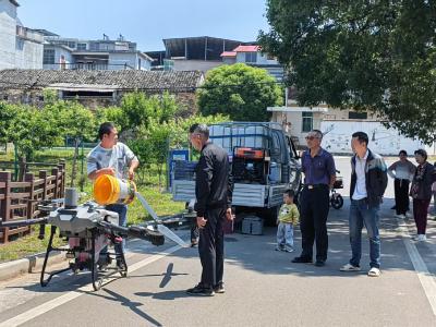 马桥社区开展浮萍清理行动  打造水清岸绿生态环境