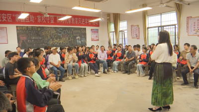 咸安区“家园互助·家校守望 新时代家教家风进学校”暨桂乡巾帼平安行公益活动正式启动！第一站走进官埠桥镇张公学校
