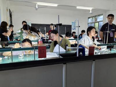 咸安区组织2025年初中学业水平考试理化生实验操作考试