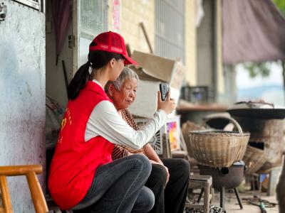 高桥镇高桥村“爱心上门”：一张认证照 连着民心事