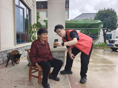 向阳湖镇宝塔村：社保年审不用愁 上门服务解民忧