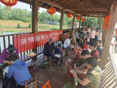 汀泗桥镇古塘村：包粽传情暖人心，共话移风易俗新风尚
