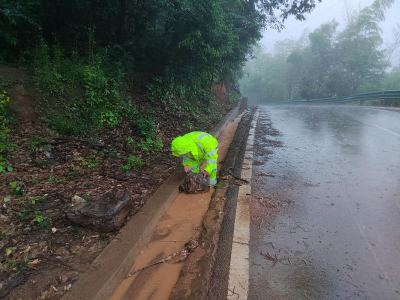 风雨砺初心 公路保畅通——咸安区公路管理局全力应对强降雨