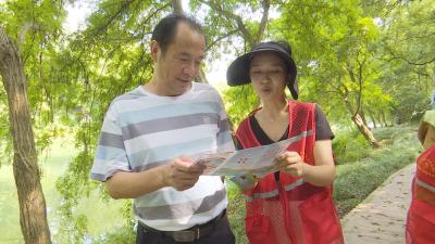 滨河社区：清理河岸垃圾 守护河道环境