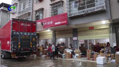 【筑牢安全防线】“反诈小贴士”搭上“快递顺风车”