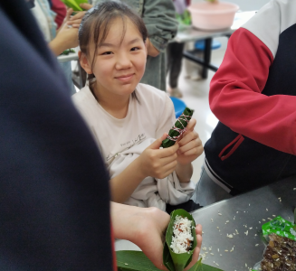 粽叶飘香，“一举高粽” ——张公学校包粽子活动圆满举行