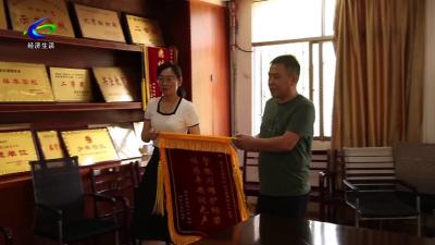 【文明风尚】风雨护学路 锦旗传敬意