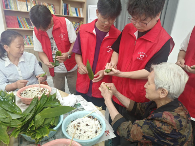 盘泗洲社区：粽叶飘香传温情 爱心助残暖端午