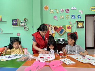 “五老”助分类 童心绘环保