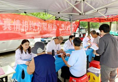 浮山街道甫兴社区：爱心义诊暖民心 健康服务送到家