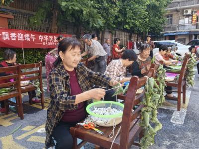 南大街社区开展“粽叶飘香送祝福”活动