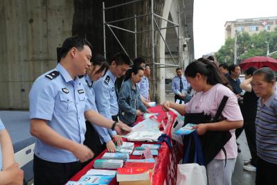 咸宁市多部门联动开展第16个全国公安机关打击和防范经济犯罪宣传日活动，筑牢全民安全防线