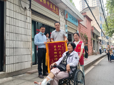 希望桥社区：邻里互助暖人心 锦旗致谢传温情  