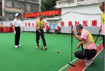 温泉街道：一“门”心思竞球技 银龄赛场展风采  