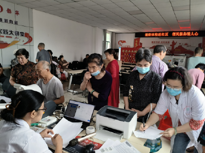健康体检进社区，便民服务暖人心
