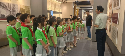 咸安中小学师生参观区档案馆“天下咸安”爱国主义教育展览