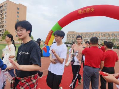 【护航高考】高考现场直击  咸宁东方外国语学校护航高考