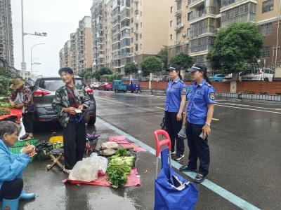 咸安城管：整治市容乱象 守护城市秩序