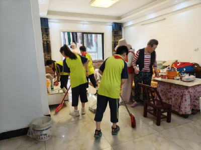 红心护航情暖桑榆 咸宁市第十八小学开展学雷锋志愿服务活动
