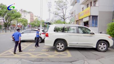 攻坚违停 “城警联勤”在行动