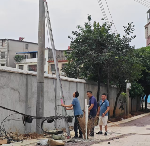 凤凰社区: 合力迁移电线杆 解决居民出行困扰