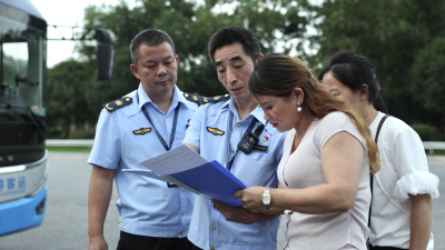 咸安区多部门联合开展旅游包车检查 全力整治旅游行业乱象