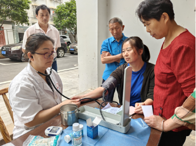 东门社区：爱心义诊进驿站 邻里温情暖人心 