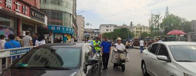 咸安：“城警联动”治违停 疏堵保畅护出行
