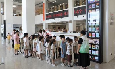 咸安区图书馆开展暑期“科技探秘·书香之旅”研学活动