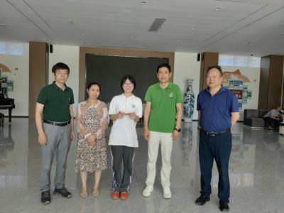 咸宁东方外国语学校为优秀毕业生颁发助学金