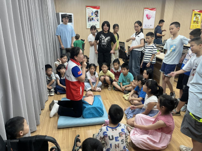 “蓝朋友”开讲！鱼水路社区娃解锁防溺水“硬本领”