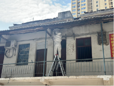 花坛社区：清除蜂巢隐患 为民服务暖人心  