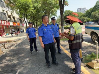 烈日“烤”验中，咸安城管的“温度”与“力度”