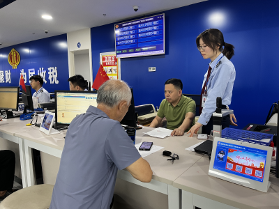 咸安税务：局长“坐窗口”走流程 办税服务再升级​