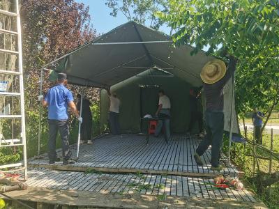 占用公共绿地！区城管执法局对违法建筑进行拆除