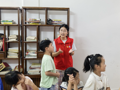 咸安：暑假托管暖童心 青春奉献显担当 