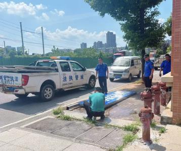 咸安城管开展国道沿线广告牌专项整治 筑牢安全屏障提升路域环境