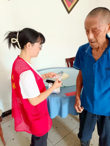 长寿村：入户审津贴 暖意漫银发
