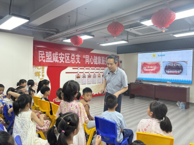 民盟“同心健康服务团”走进金桂社区送科普大礼包