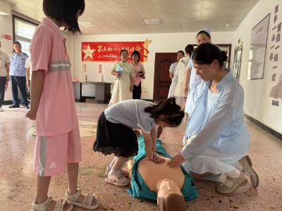 巡查到位防溺水 应急演练护成长