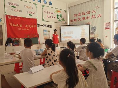 官埠桥社区“爱心托管班”开展爱国主义特色课程