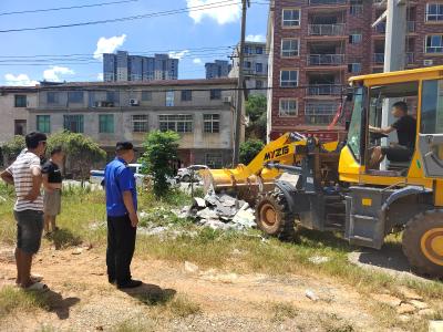 咸安城管“双线发力”速清建筑垃圾
