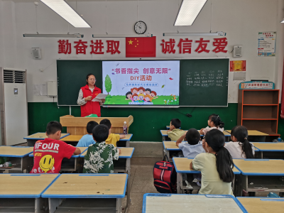 马桥镇：巧手裁时光 书签忆书香