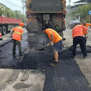 直面38℃+150℃！咸安公路人“热战”正酣