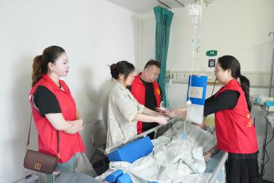 顶梁柱倒下，四个娃咋办？咸安志愿者携善款物资点亮希望