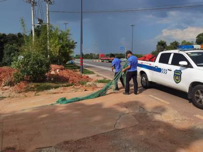 咸安城管集中整治沿街环境显成效